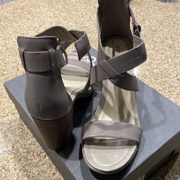 New in box Ecco sandals - Picture 2 of 6